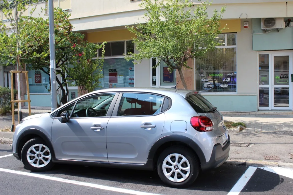 Vista laterale e posteriore Citroën C3 per noleggio a breve e medio termine a Trieste
