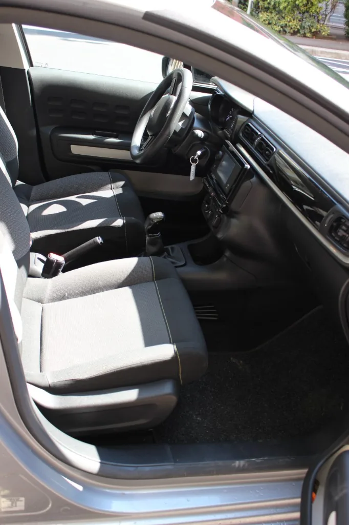 Posto di guida moderno e plancia ergonomica Citroën C3