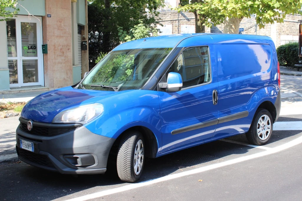 Noleggio furgone piccolo Fiat Doblò blu a Trieste — LILO S.r.l. Viale Campi Elisi