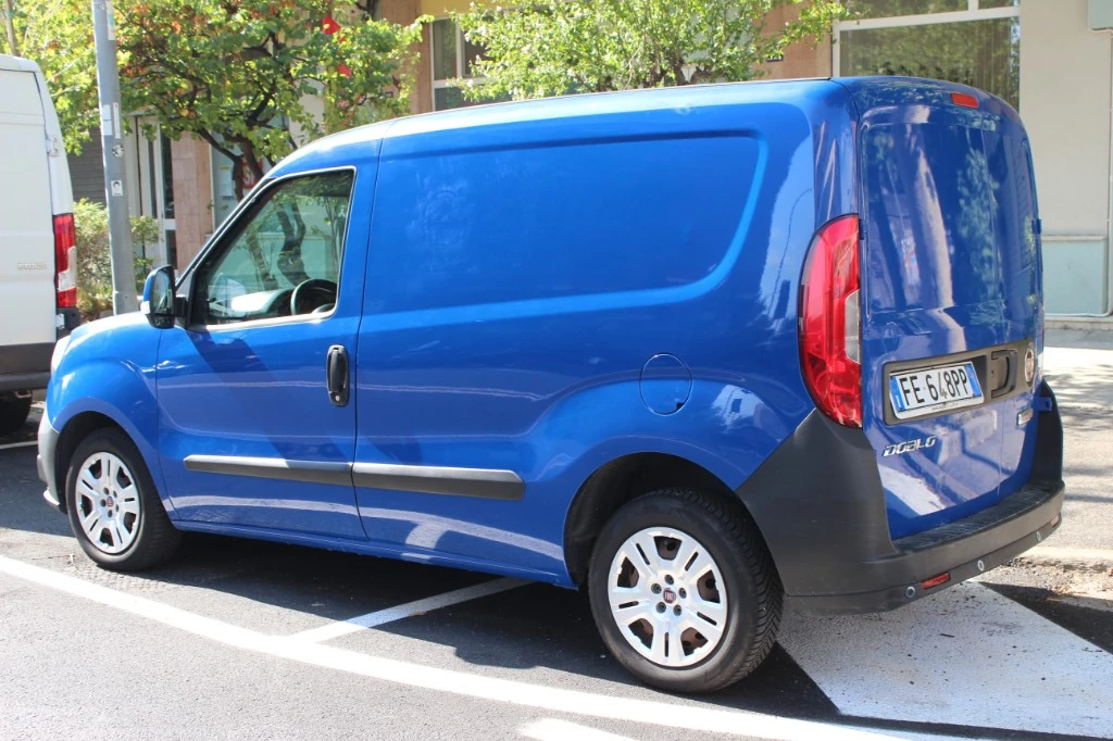 Fiat Doblò blu — vista posteriore noleggio Trieste LILO