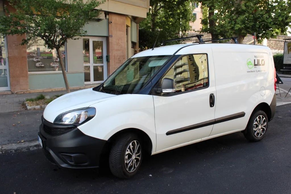Furgone Fiat Doblò a noleggio presso Noleggio Lilo, Trieste Viale Campi Elisi