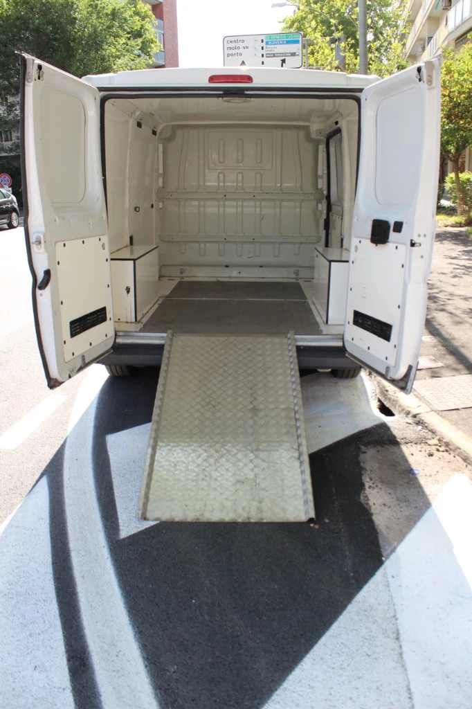 Fiat Ducato L1H1 con rampa di carico per moto e lavabile per trasporto alimentari HACCP