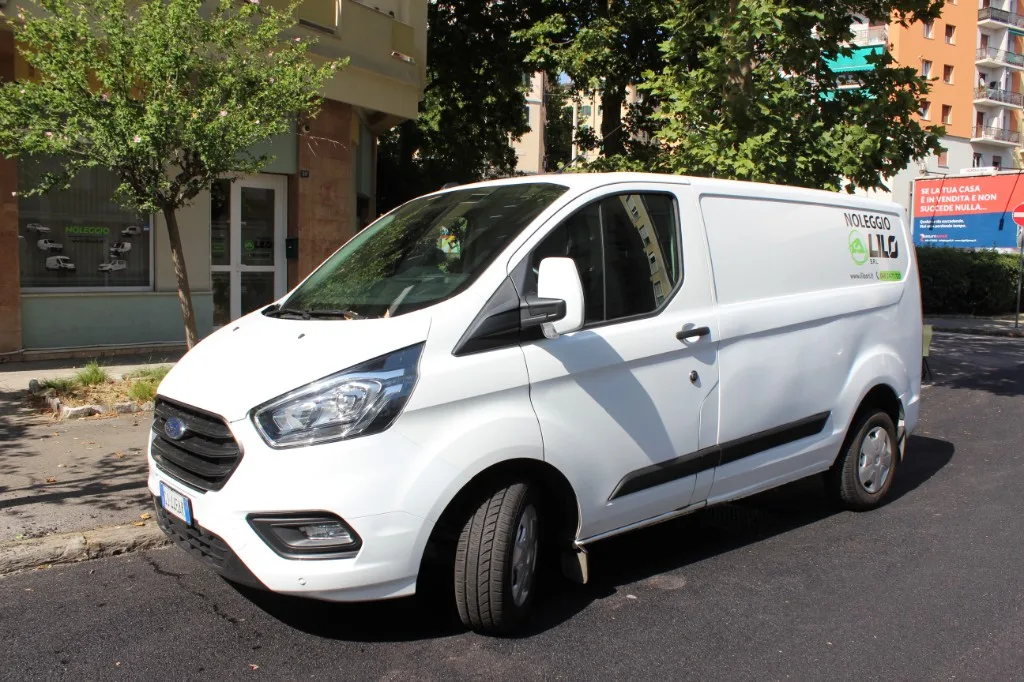 Ford Transit Custom a noleggio presso Noleggio Lilo, Viale Campi Elisi 38/B, Trieste — vista posteriore