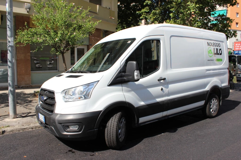 Noleggio Ford Transit L2H2 furgone grande presso LILO Autonoleggio Viale Campi Elisi Trieste