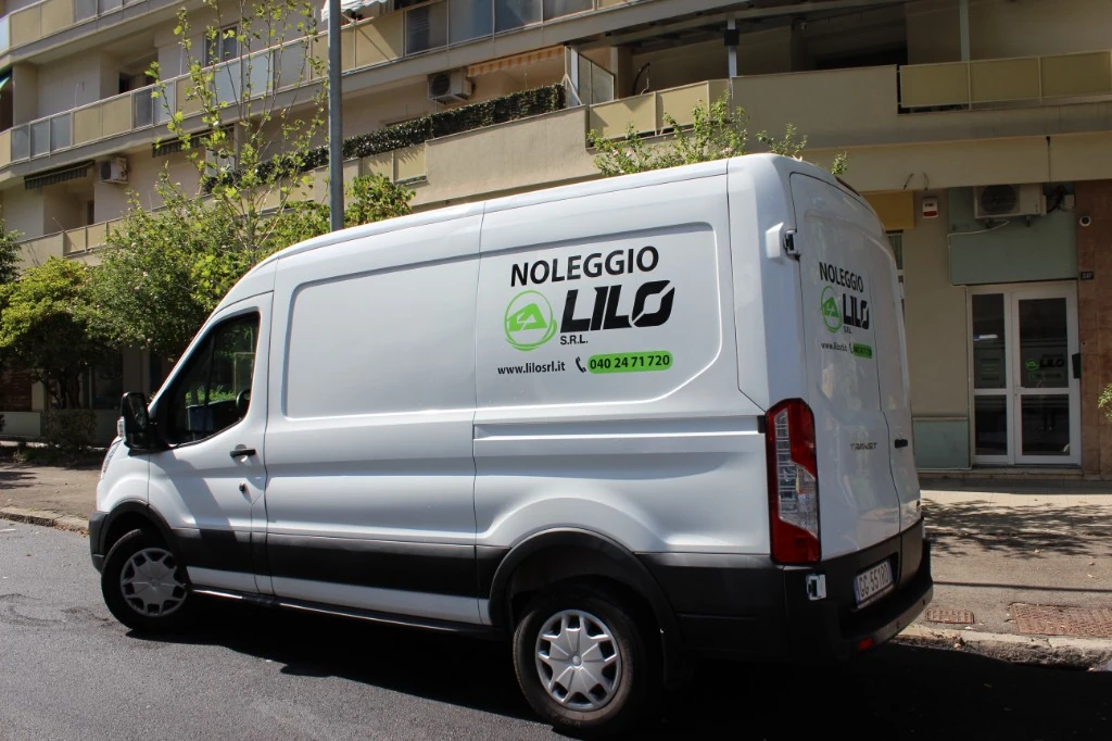 Vista posteriore Ford Transit L2H2 noleggio furgoni grandi Trieste