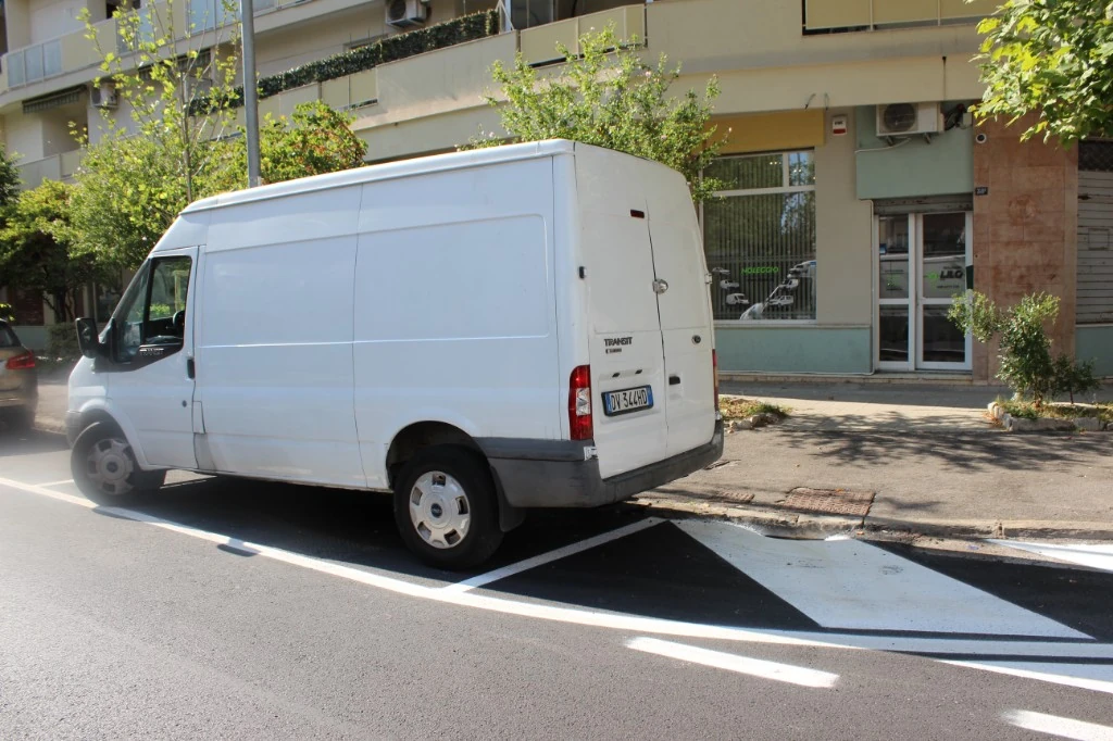 Vista posteriore Ford Transit L2H2 per traslochi e trasporto merci a Trieste Viale Campi Elisi