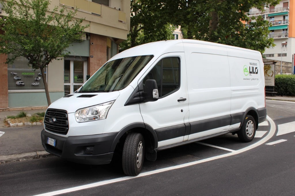 Ford Transit L3H2 passo lungo a noleggio, furgone grande gran volume per traslochi a Trieste