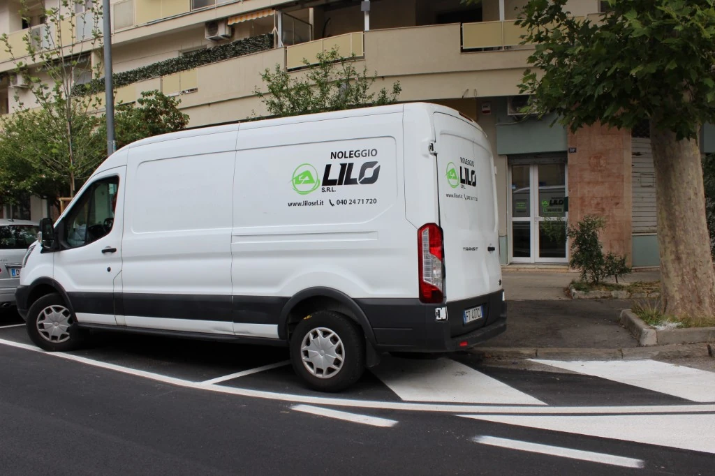 Vista posteriore Ford Transit L3H2 noleggio furgoni XL Trieste
