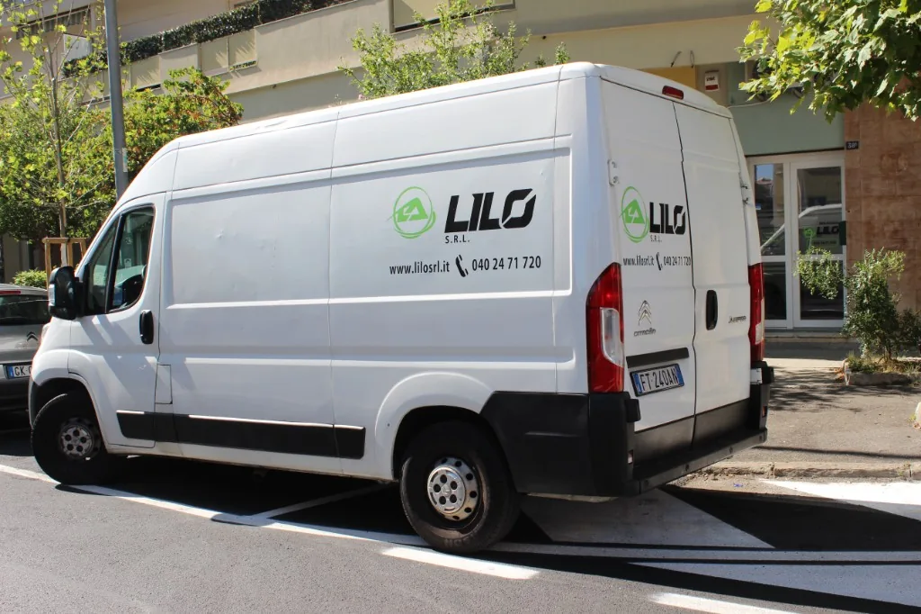 Vista laterale e posteriore furgone Citroën Jumper L2H2 per traslochi e merci a Trieste