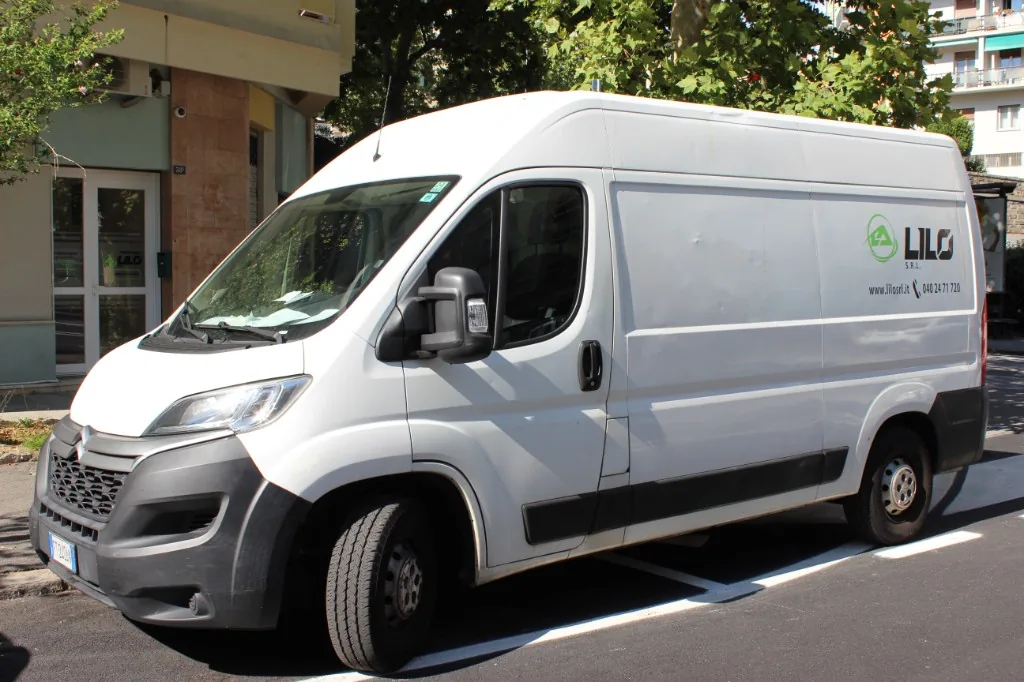 Noleggio furgone grande Citroën Jumper L2H2 bianco a Trieste presso LILO Autonoleggio in Viale Campi Elisi 38/b