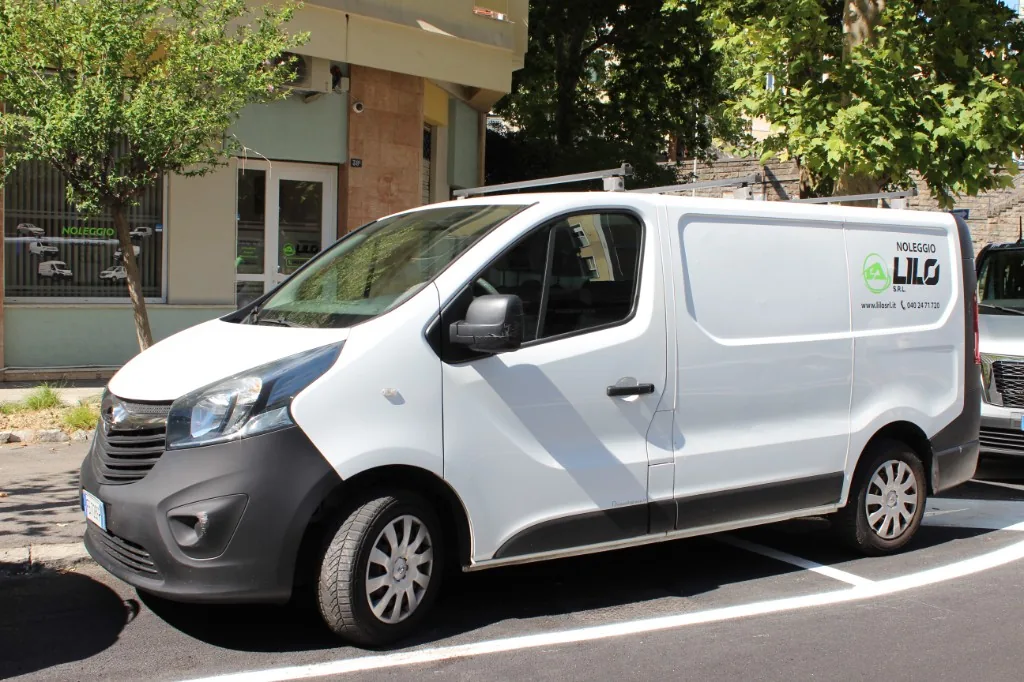 Noleggio furgone medio Opel Vivaro bianco con barre sul tetto a Trieste presso LILO Autonoleggio in Viale Campi Elisi 38/b