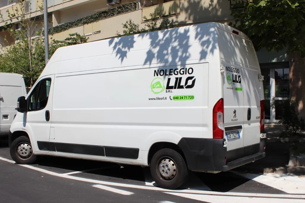 Vista laterale e posteriore furgone Peugeot Boxer L3H3 per traslochi voluminosi a Trieste
