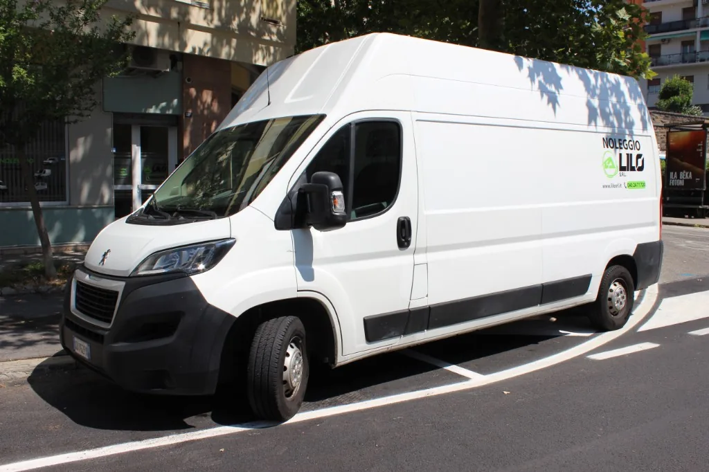 Noleggio furgone gran volume Peugeot Boxer L3H3 bianco a Trieste presso LILO Autonoleggio in Viale Campi Elisi 38/b