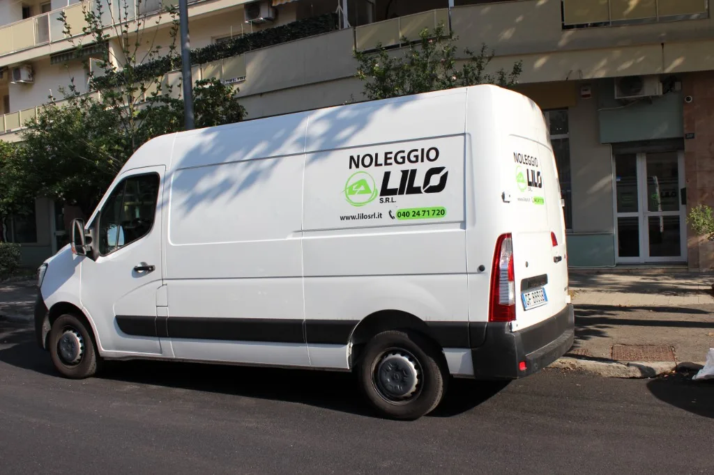 Furgone cassonato gran volume intermedio parcheggiato davanti agli uffici Noleggio Lilo in Viale Campi Elisi