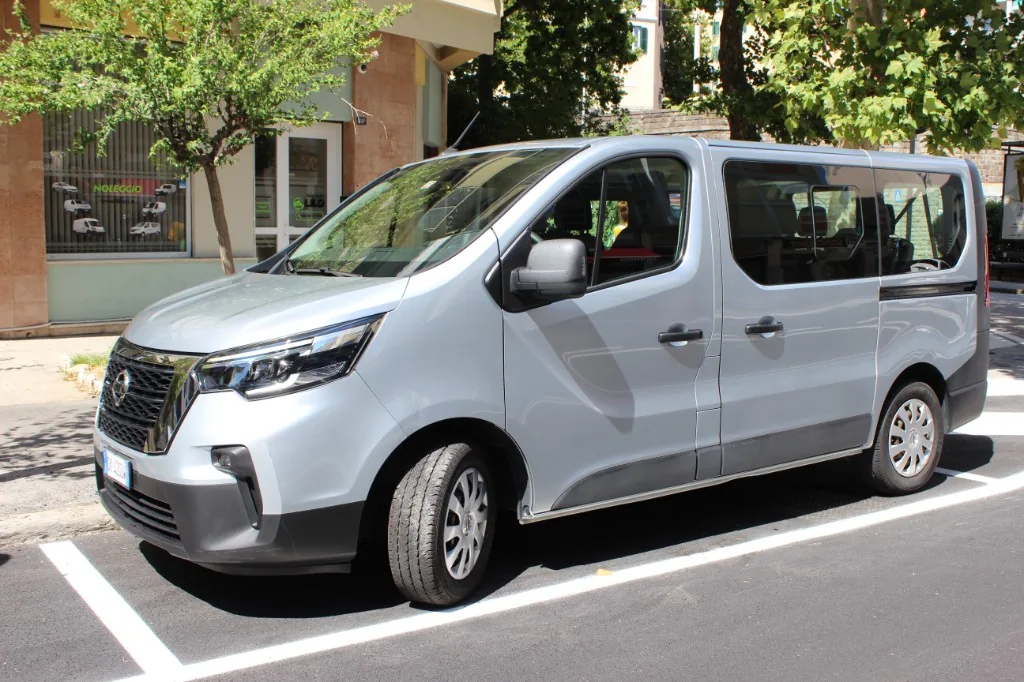 Noleggio pulmino 9 posti Nissan Primastar grigio metallizzato a Trieste presso LILO Autonoleggio in Viale Campi Elisi 38/b