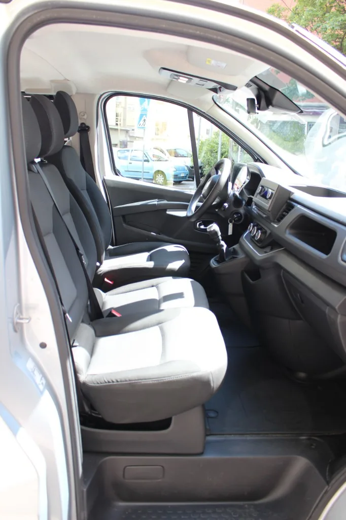 Posto di guida moderno, plancia ed ergonomia Nissan Primastar 9 posti