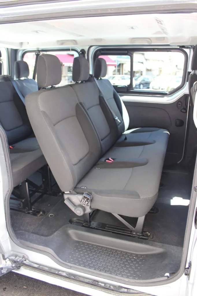 Abitacolo spazioso e configurazione sedili passeggeri Nissan Primastar 9 posti