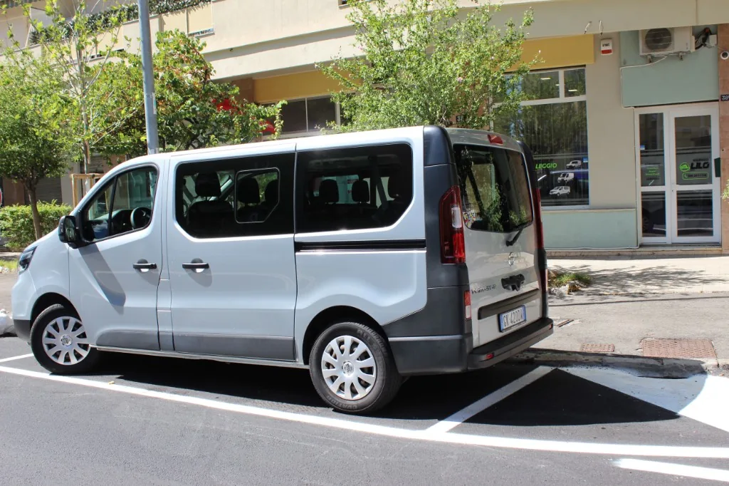 Vista laterale e posteriore Nissan Primastar Combi 9 posti per viaggi di gruppo e vacanze a Trieste