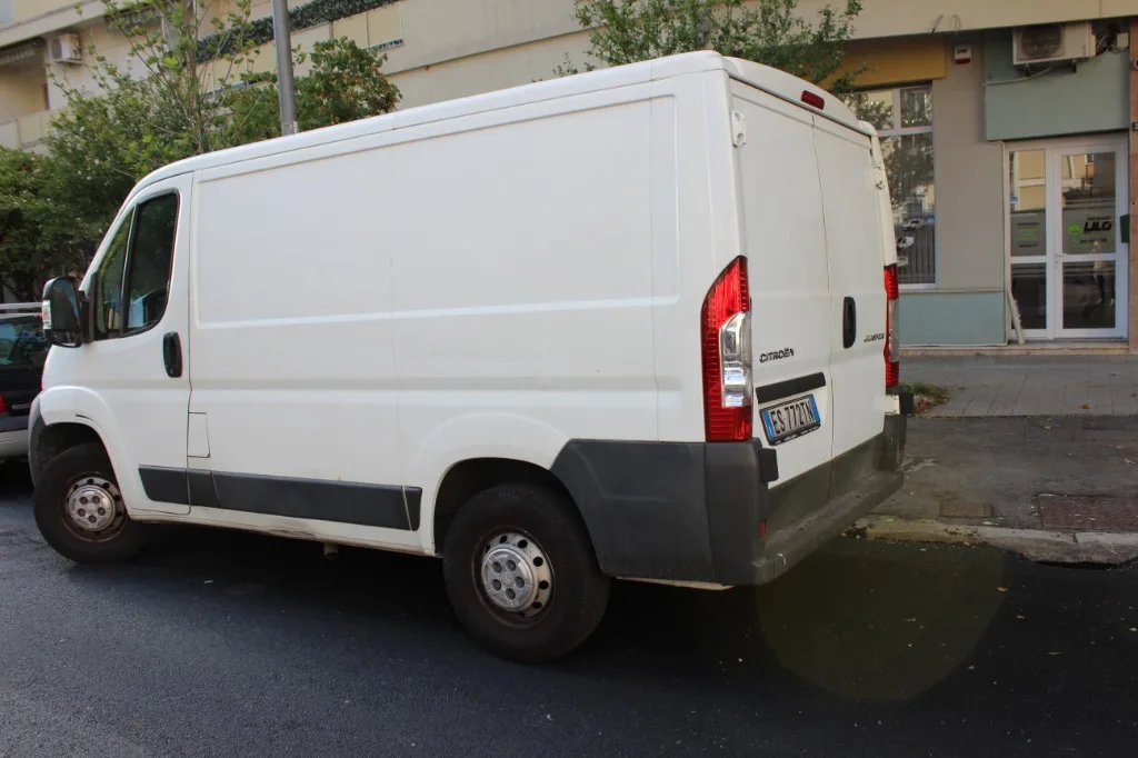 Retro del furgone Citroën Jumper parcheggiato davanti alla sede di Noleggio Lilo a Trieste in Viale Campi Elisi 38b