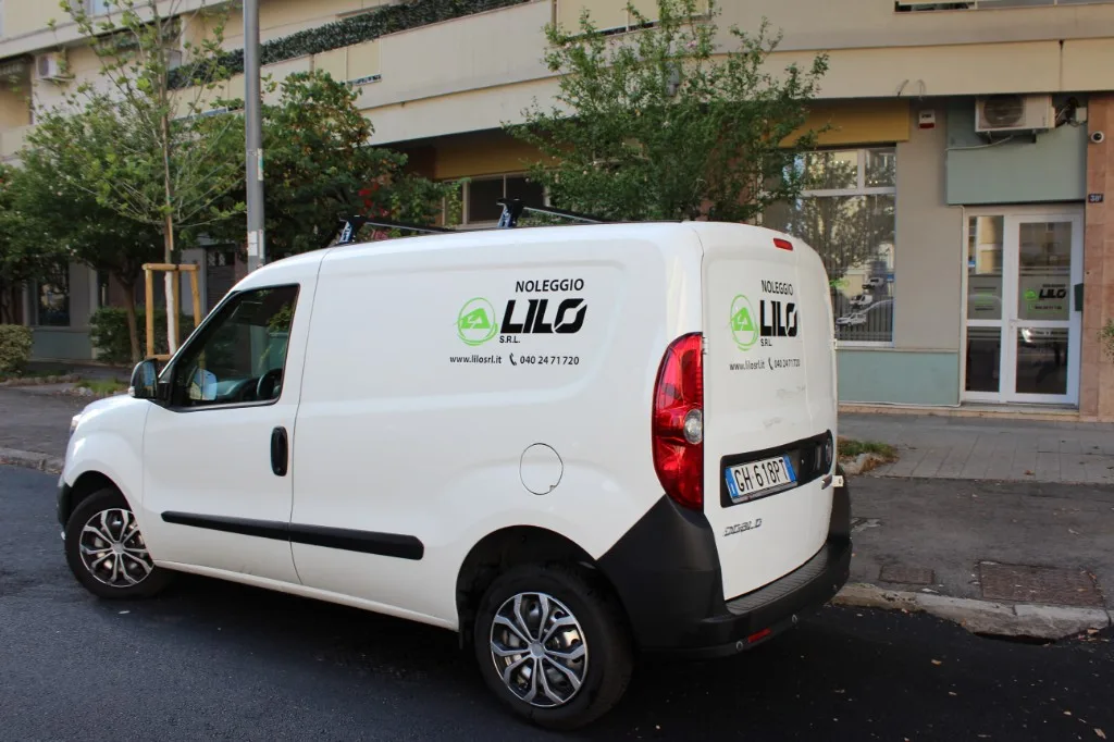 Fiat Doblò a noleggio presso Noleggio Lilo, Viale Campi Elisi 38/B, Trieste — vista posteriore