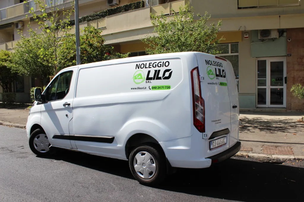 Ford Transit Custom a noleggio presso Noleggio Lilo, Viale Campi Elisi 38/B, Trieste — vista posteriore