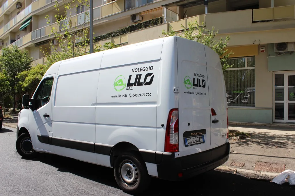 Renault Master a noleggio presso Noleggio Lilo, Viale Campi Elisi 38/B, Trieste — vista posteriore