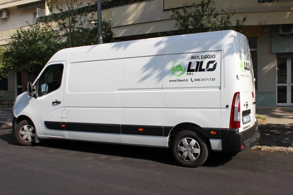 Furgone Nissan Interstar L3H2 passo lungo tetto alto per traslochi a Trieste viale Campi Elisi