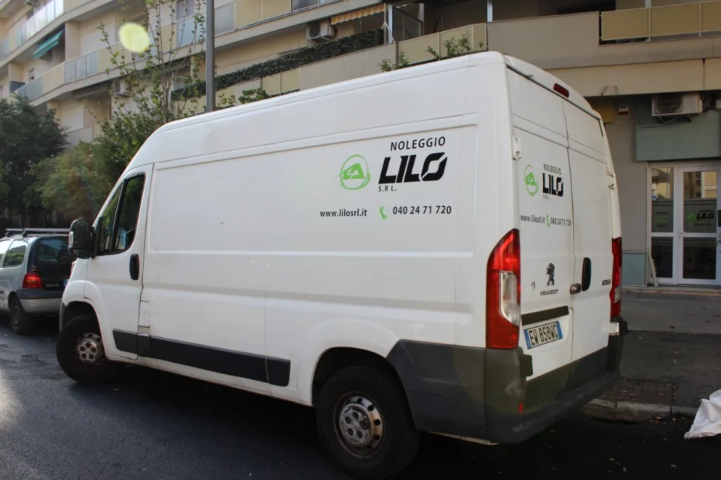 Retro del Peugeot Boxer L2H2 parcheggiato davanti alla sede di Noleggio Lilo a Trieste in Viale Campi Elisi 38b