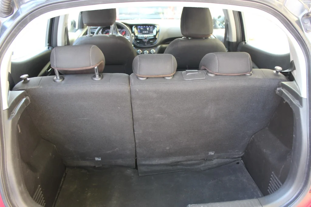 Bagagliaio Opel Karl Rocks — noleggio auto compatta a Trieste presso LILO