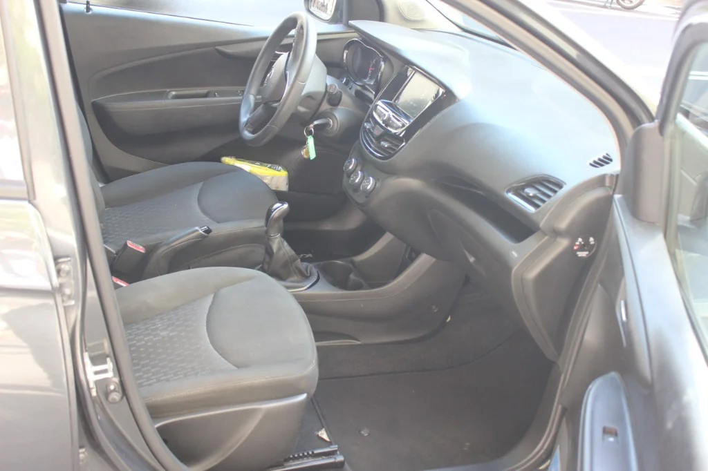 Interni e posto guida Opel Karl Rocks — noleggio auto city-car a Trieste