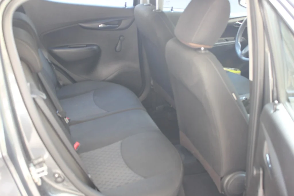 Sedili posteriori Opel Karl Rocks a 5 posti — noleggio auto Trieste LILO