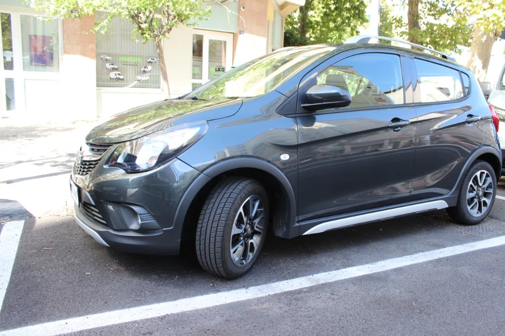 Noleggio autovettura Opel Karl Rocks grigio scuro con barre sul tetto a Trieste presso LILO Autonoleggio in Viale Campi Elisi 38/b