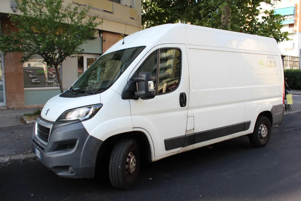 Peugeot Boxer L2H2 a noleggio presso Noleggio Lilo, Trieste Viale Campi Elisi — furgone grande uso città
