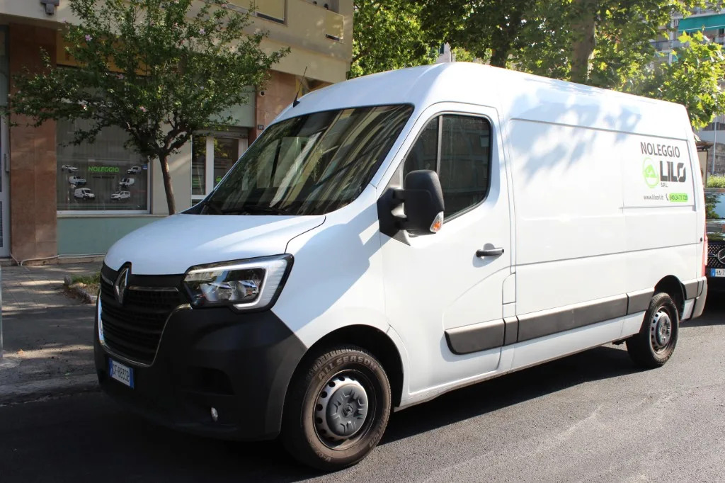 Renault Master L2H2 a noleggio, furgone passo medio ideale per carichi commerciali e traslochi agili a Trieste