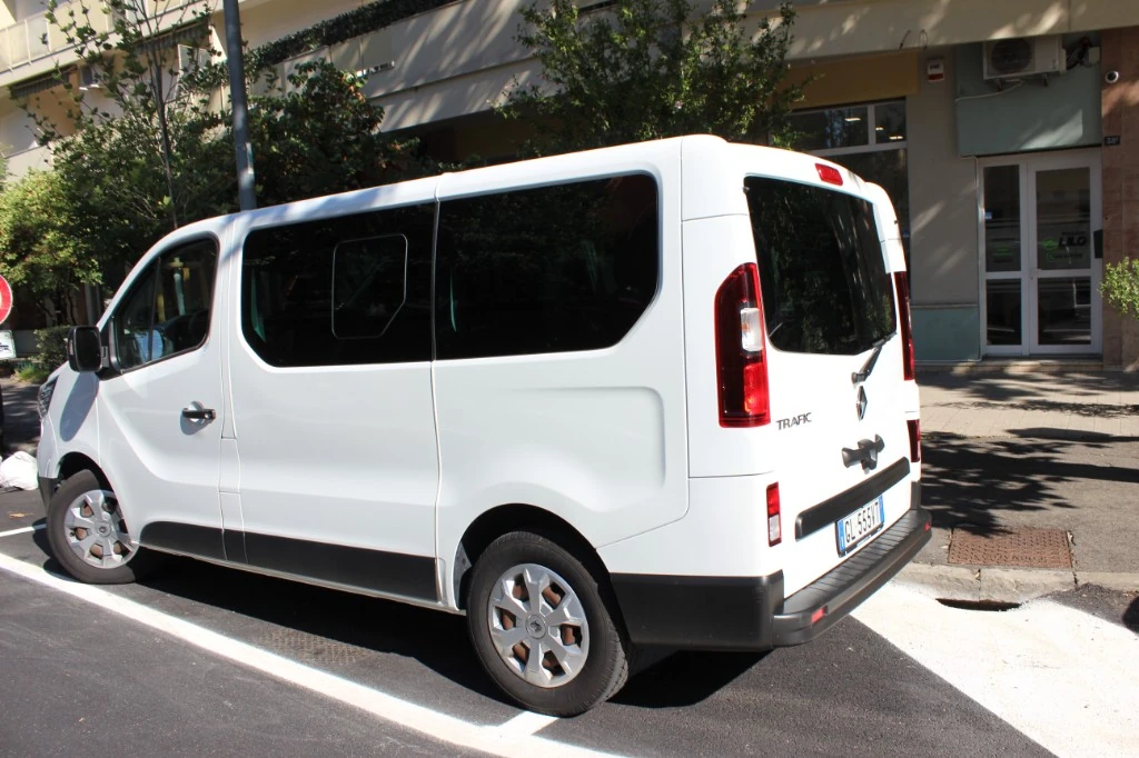 Vista posteriore Renault Trafic 9 posti noleggio Trieste LILO