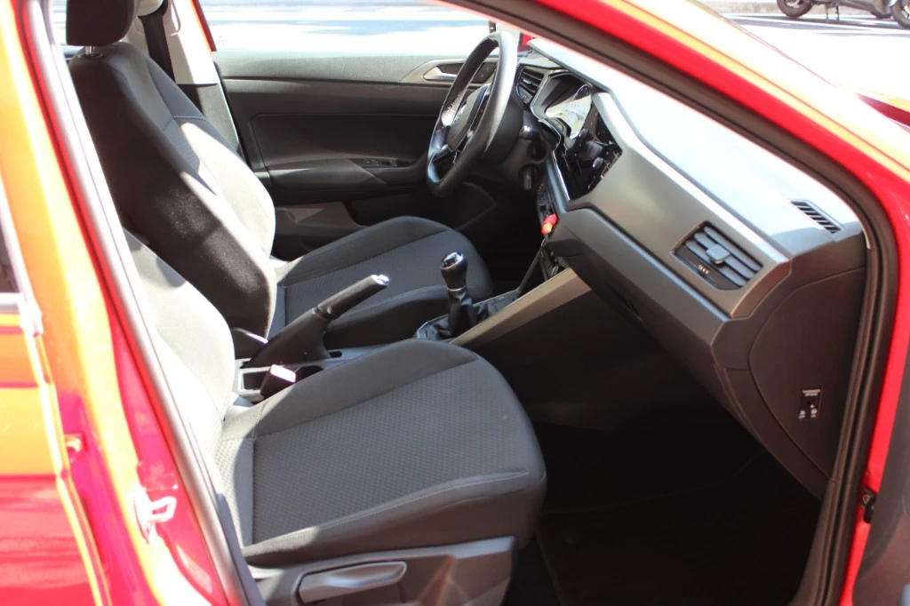 Interno anteriore Volkswagen Polo noleggio Trieste