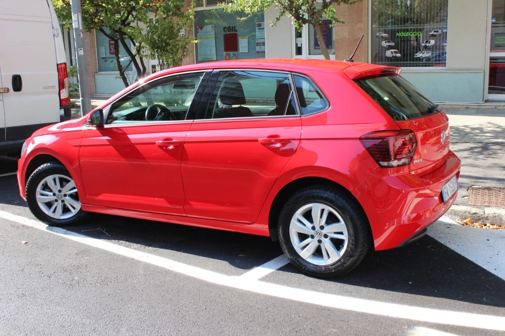 Volkswagen Polo rossa — vista posteriore noleggio Trieste LILO