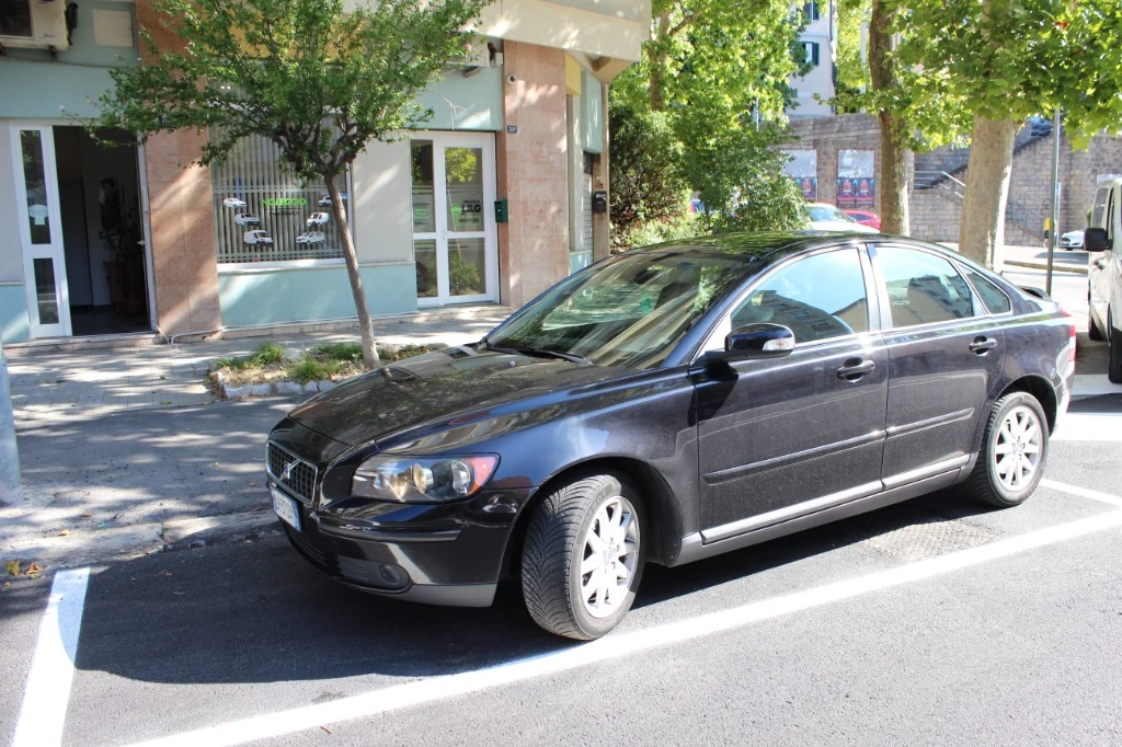 Noleggio berlina Volvo S40 nera a Trieste presso LILO Autonoleggio in Viale Campi Elisi 38/b