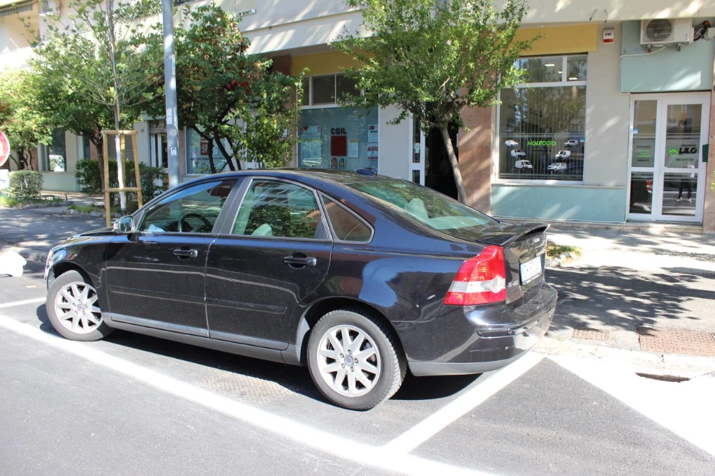 Vista posteriore Volvo S40 elegante ideale per viaggi d'affari e turismo a Trieste